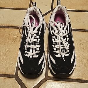 Sketchers memory foam size 7 in black and white. EUC